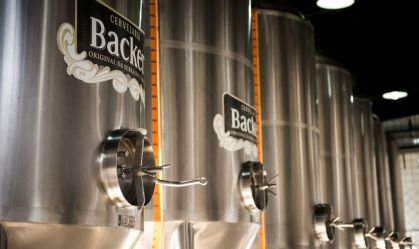 Dois anos após mortes por intoxicação, Backer retoma fabricação de cervejas