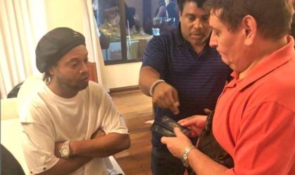 Ronaldinho Gaúcho é detido no Paraguai por suspeita de portar passaporte falso