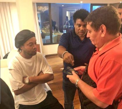 Ronaldinho Gaúcho e seu irmão, Roberto de Assis, são detidos por agentes da Guar