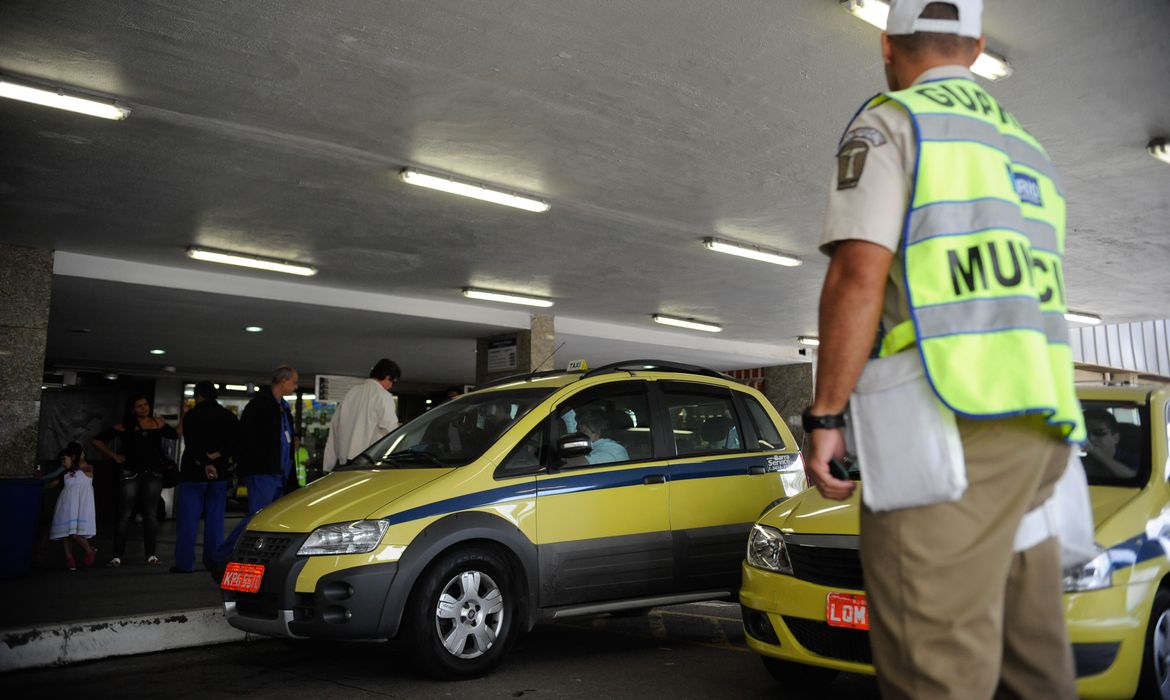 Pandemia e crise econômica incentivaram revisão de normas para taxistas