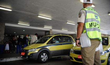 Após críticas de Bolsonaro, Inmetro derruba troca obrigatória de taxímetros