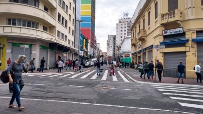 Movimentação na 25 de Março diante da abertura do comércio.