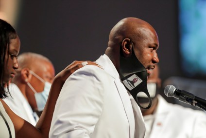Philonise Floyd discursa durante funeral de George Floyd em Houston, no Texas