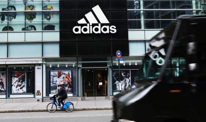 Adidas tem lucro acima do esperado após aumento nas vendas no 4º trimestre