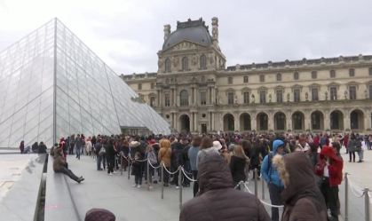 Museu do Louvre reabre após saída de funcionários por medo do coronavírus