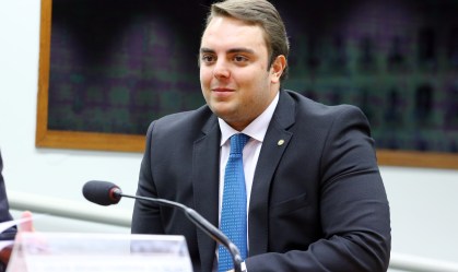 Bolsonaro condecora e Planalto já admite negociar cargos com novo líder do PSL