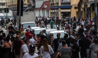 Reabertura de comércio de rua tem movimento intenso no centro de São Paulo