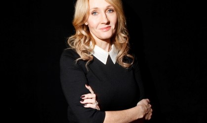 J.K. Rowling revela abuso passado e defende direito em falar de questões trans