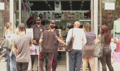 Comércio de rua volta a funcionar em São Paulo e lojas têm que se adaptar