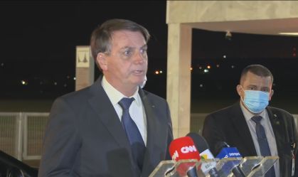 Justiça do DF obriga Bolsonaro a usar máscara em público contra o coronavírus