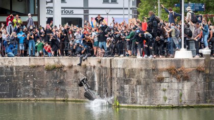 Estátua de Edward Colston cai na água após ser derrubada por manifestantes.