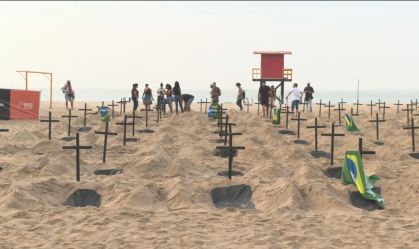 Manifestantes abrem 'covas' na praia de Copacabana contra mortes pela Covid-19