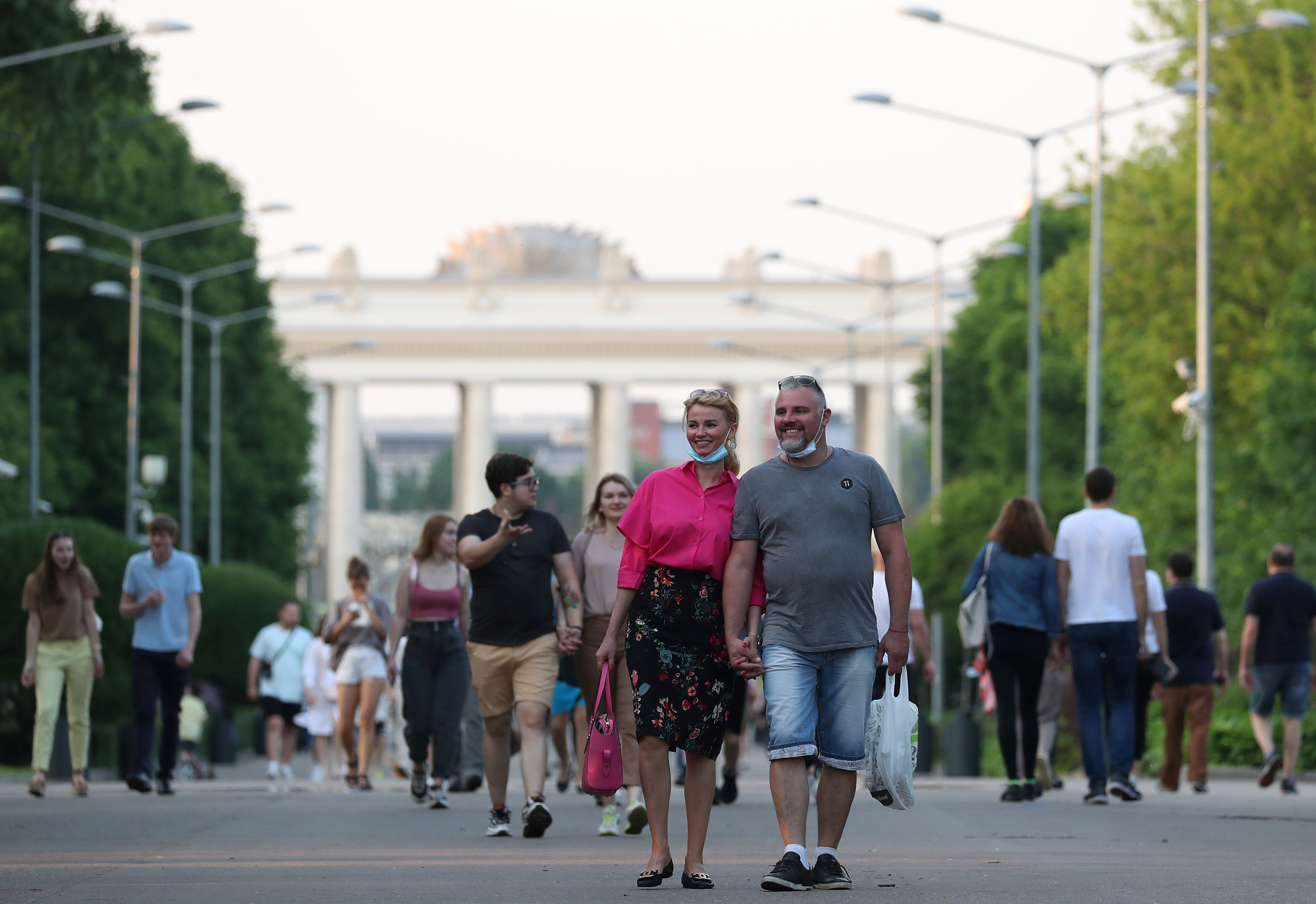 Pessoas caminham sem máscara em parque de Moscou