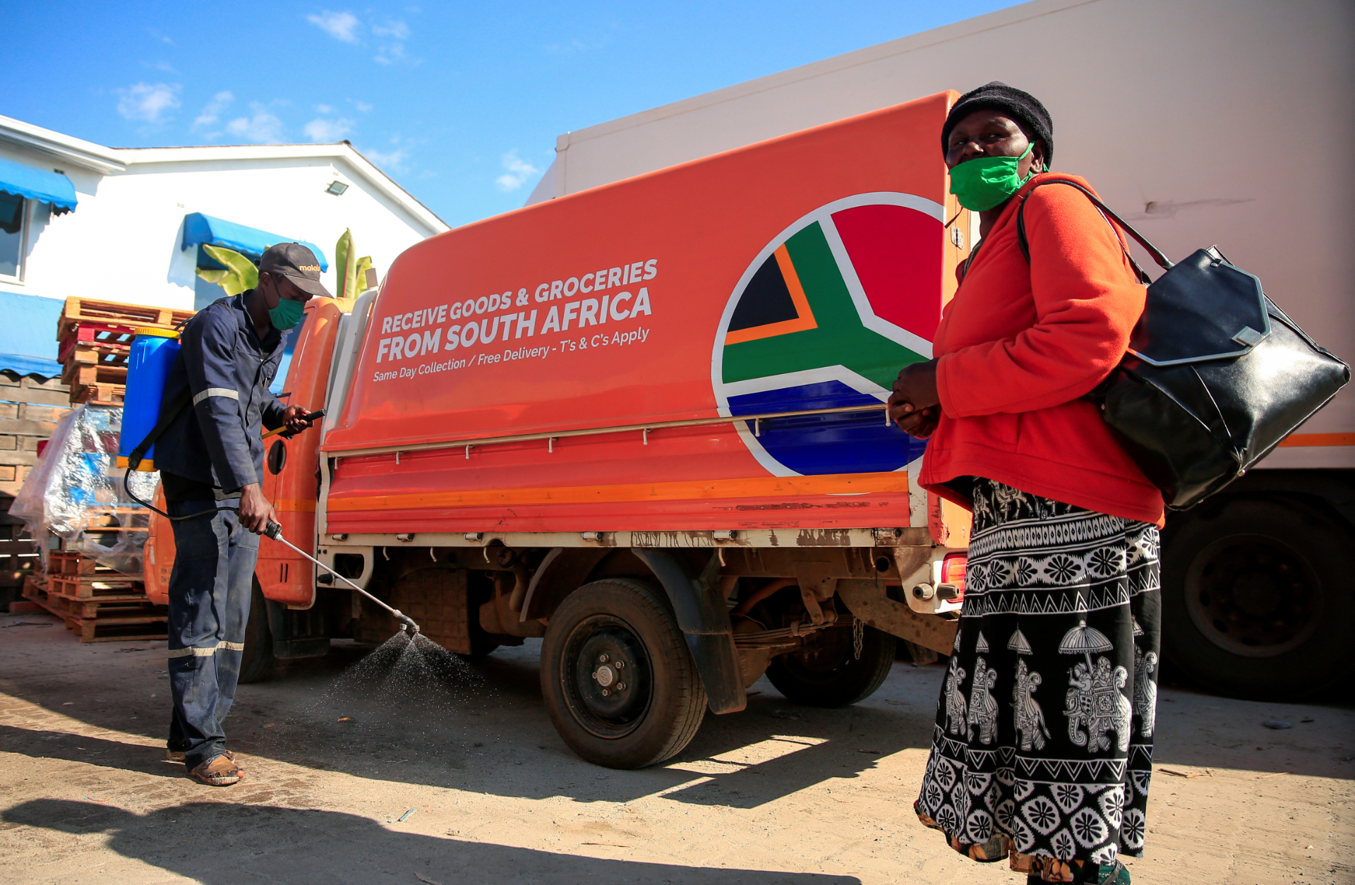 Mulher tenta comprar mantimentos em armazém de Harare, no Zimbábue