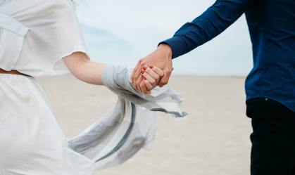 Veja como cuidar das finanças do casal sem acabar com o romantismo