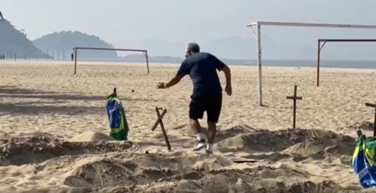 Homem ataca protesto em memória das vítimas da Covid-19 no Rio