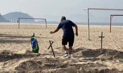 Protesto em memória das vítimas da Covid-19 é atacado na Praia de Copacabana