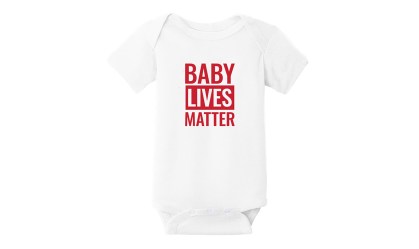 Campanha de Trump vende em site macacão infantil com frase 'Baby Lives Matter'