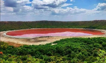 Lago na Índia repentinamente fica rosa — e especialistas investigam causas