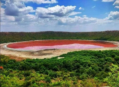 Lago Lonar, na Índia, ganhou tonalidade rosa