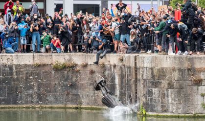 Banksy venderá camisetas e dará lucro a manifestantes que derrubaram estátua