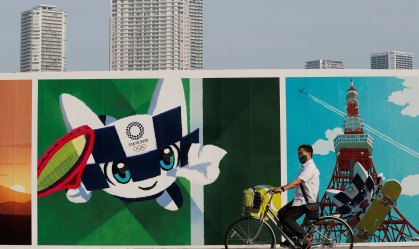 Painel com mascote das Olimpíadas em Tóquio, no Japão