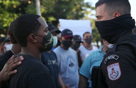 Jovem encara policial durante enterro de João Pedro Mattos