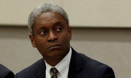 Único titular negro do Fed diz que entidade pode ajudar no combate ao racismo