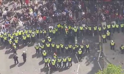 Polícia prende mais de 100 pessoas em protestos em Londres