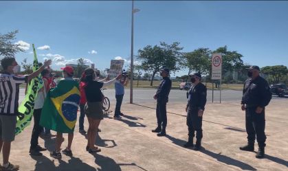 Manifestantes fazem ato contra o governo Bolsonaro em Brasília