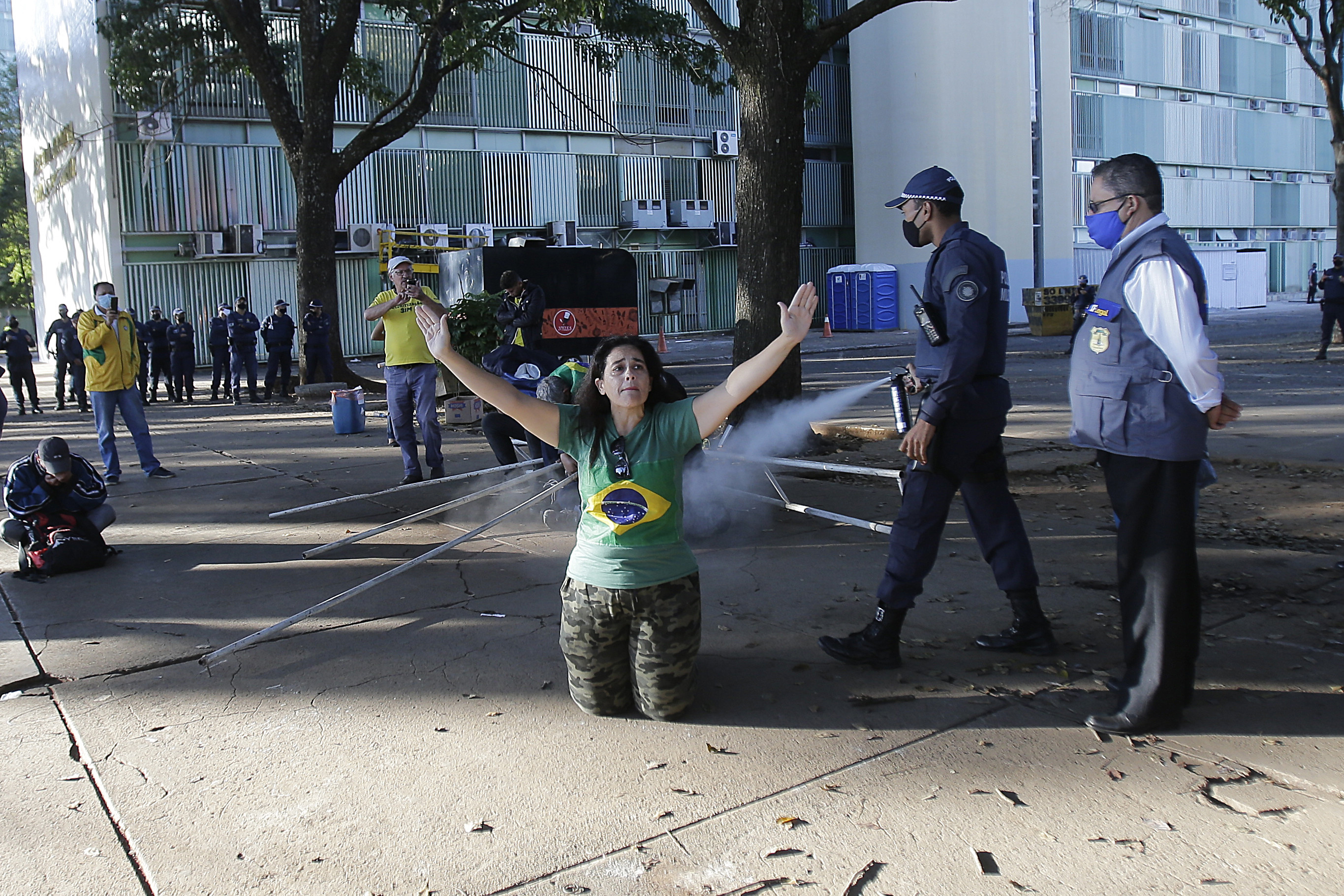Acampamento do grupo 300 do Brasil é desmontado