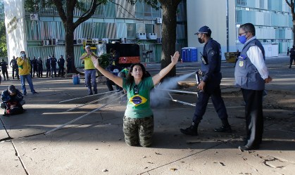 Acampamento pró-Bolsonaro é desmontado pelo governo do Distrito Federal