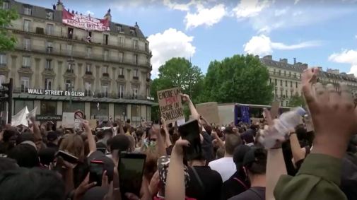 Milhares vão às ruas de Paris em protesto antirracismo