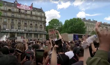 Milhares vão às ruas de Paris contra o racismo; polícia usa bombas de gás