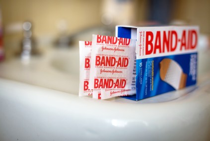 Band-Aid fará curativos em tons marrom e preto