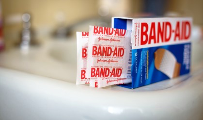 Band-Aid fará curativos em tons de pele negra