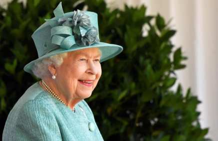 Rainha Elizabeth II, do Reino Unido, participa de cerimônia de seus 94 anos