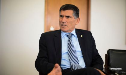 Santos Cruz defende que militares da ativa do governo passem para reserva
