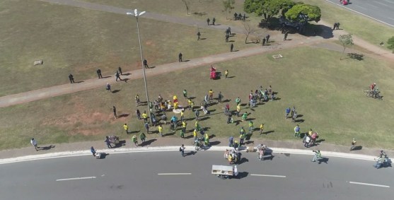 Manifestantes se reúnem em Brasília neste domingo (14.jun.2020)