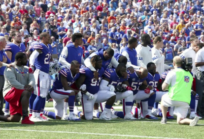 Jogadores do Buffalo Bills se ajoelham durante o hino dos EUA