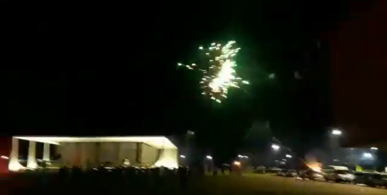 Manifestantes lançaram fogos de artifício, neste sábado (13), contra o STF