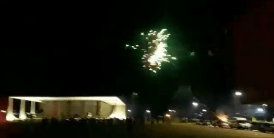 Manifestantes lançaram fogos de artifício, neste sábado (13), contra o STF