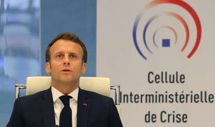 Macron diz que França vai acelerar afrouxamento de restrições contra Covid-19