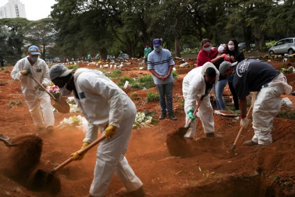 Vítimas da Covid-19 são enterradas em cemitério na Vila Formosa, em São Paulo