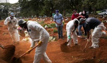 Vítimas da Covid-19 são enterradas em cemitério na Vila Formosa, em São Paulo