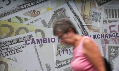 Dólar abre na casa de R$ 5 no mercado futuro pela 1ª vez na história