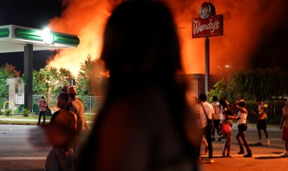 Família de homem negro morto pelas costas por policial em Atlanta exige justiça