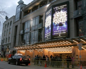 Cinema de Toronto com cartaz do filme &quot;O Senhor dos Anéis&quot;