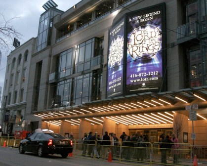Cinema de Toronto com cartaz do filme "O Senhor dos Anéis"