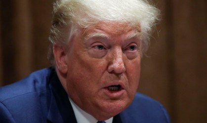 Trump assina decreto com orientações federais para melhorar policiamento